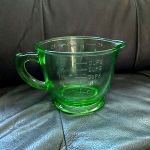 1920s to the 1940s Uranium Measuring cup